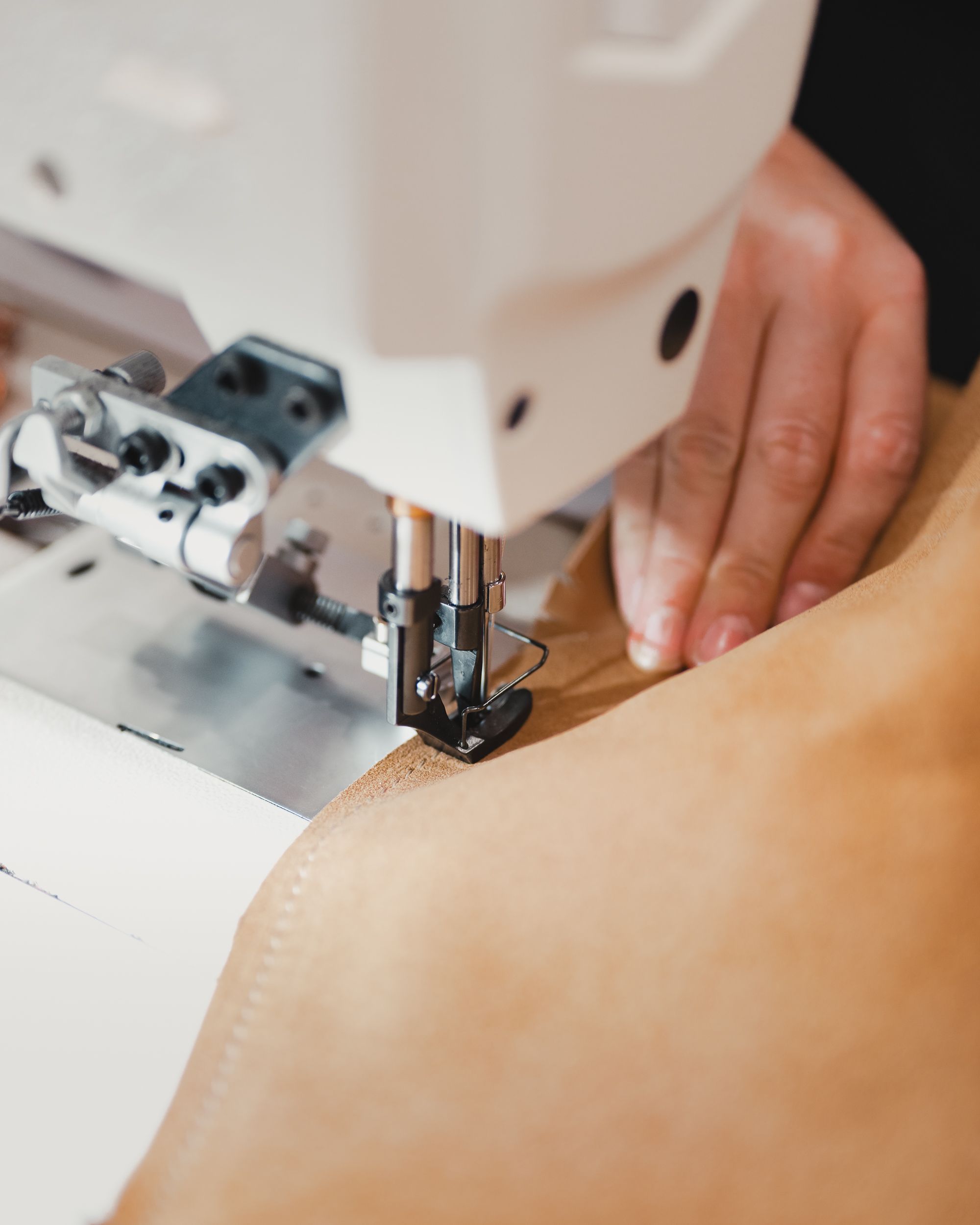 Sattlerwerkstatt mit Leder und Nähmaschine